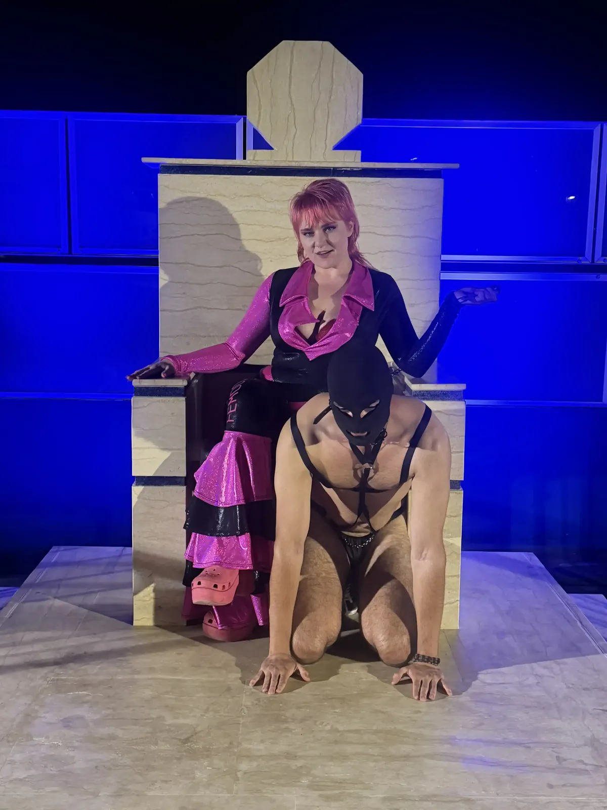 femdommekatt strapon 2