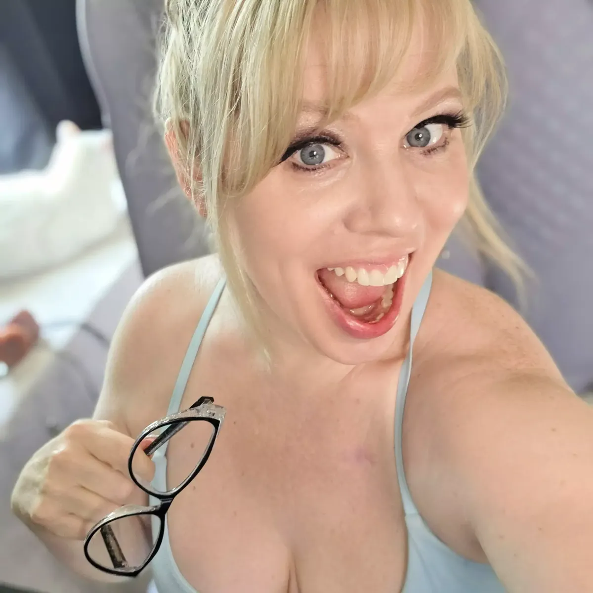 kamadesade blonde page